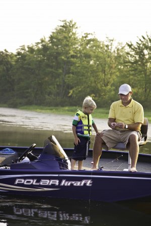 TX 165 The definition of an outboard motor is a detachable engine mounted on outboard brackets on the stern of your boat. This configuration will have only one single engine.