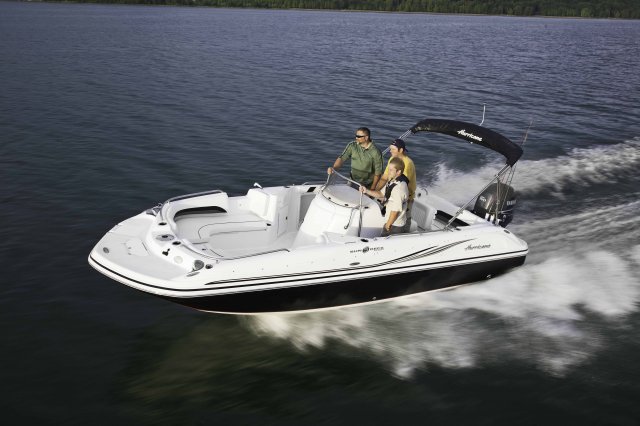 SunDeck Sport SS 211 OB The definition of an outboard motor is a detachable engine mounted on outboard brackets on the stern of your boat. This configuration will have only one single engine.