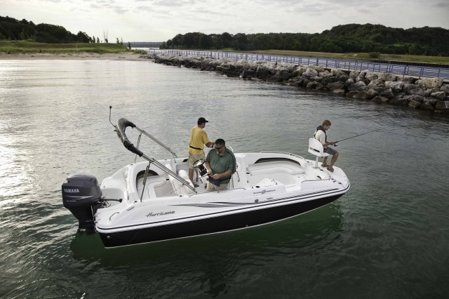 SunDeck Sport SS 211 OB Wakeboarders want a giant wake to launch from as they cross from left to right behind the boat. With the engine set back against the transom, these boats carve a steep, large wake that riders love.