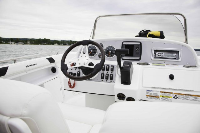 Helm The definition of an outboard motor is a detachable engine mounted on outboard brackets on the stern of your boat. This configuration will have only one single engine.