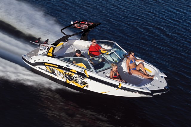 224 Xtreme Tow Boat Wakeboarders want a giant wake to launch from as they cross from left to right behind the boat. With the engine set back against the transom, these boats carve a steep, large wake that riders love.